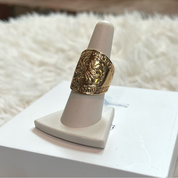 Solid, unique, gold tone statement ring wm’s size 8 - Picture 3 of 3
